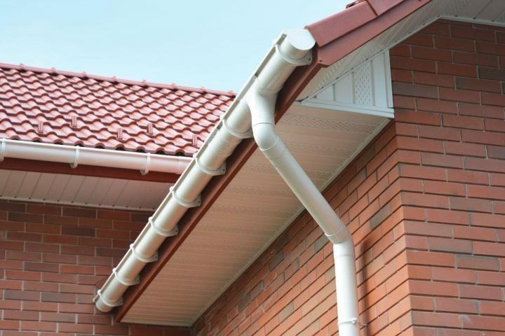 Laissez-vous accompagner par des experts pour votre projet de pose de gouttières.